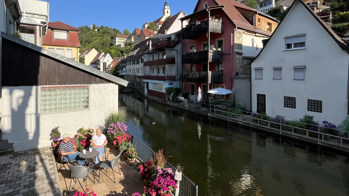 Das Ehepaar Falkenstein zog vom Dorf in die Stadt.