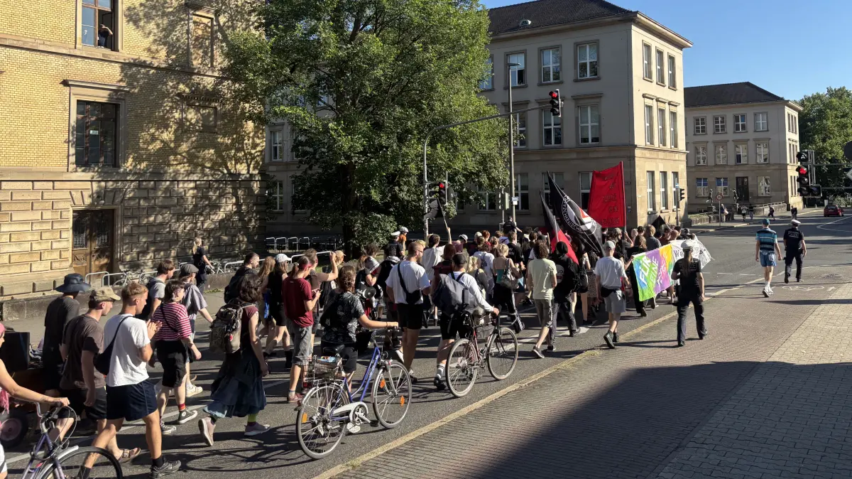 Etwa 70 Personen kamen am vergangenen Dienstag zusammen, um gemeinsam gegen das Ende des Projekts "Sigi 11" zu demonstrieren. Zum August endet die fast zweijährige Besetzung des Hauses an der Sigwartstraße.
