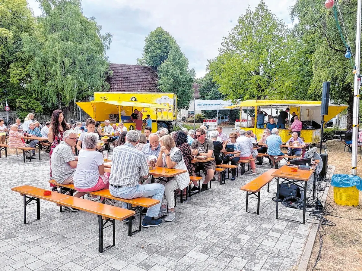 Bei leckeren Speisen und Getränken – die von den vielen freiwilligen Helfern zubereitet werden – können gesellige Stunden verbracht werden.