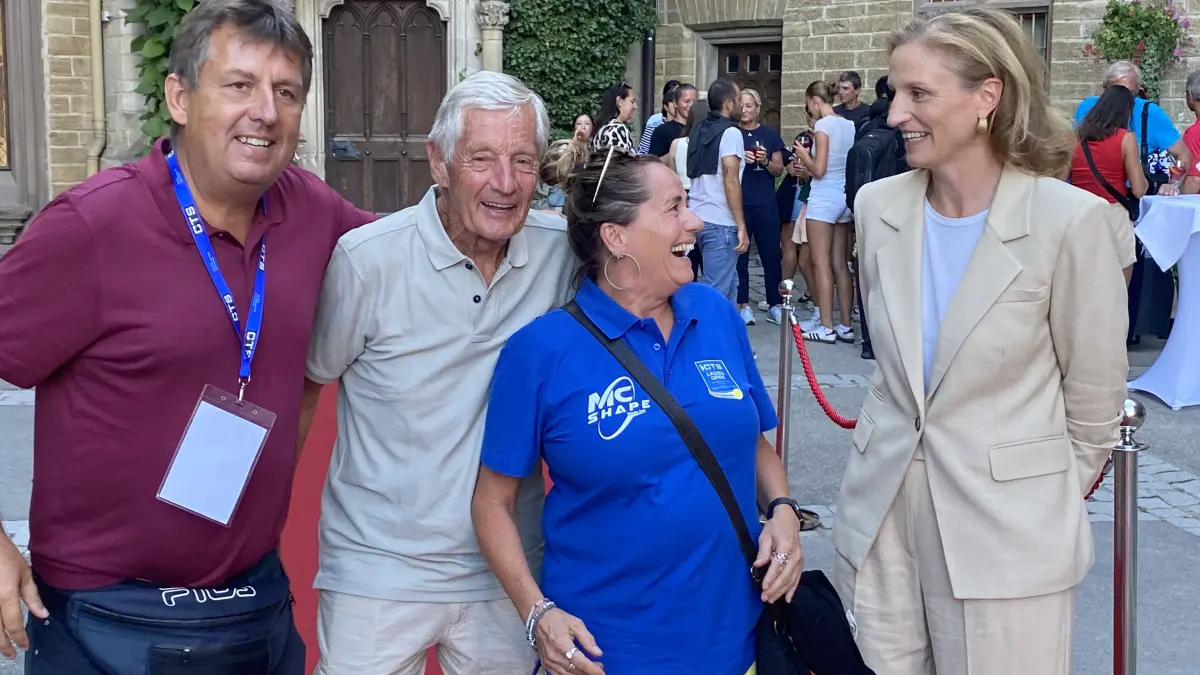 Sophie Prinzessin von Preußen und Georg Prinz von Preußen empfingen Spielerinnen und Funktionäre der CTS Ladies Open auf dem roten Teppich im Burghof von Burg Hohenzollern.