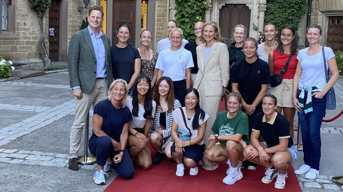 Sophie Prinzessin von Preußen und Georg Prinz von Preußen empfingen Spielerinnen und Funktionäre der CTS Ladies Open auf dem roten Teppich im Burghof von Burg Hohenzollern.