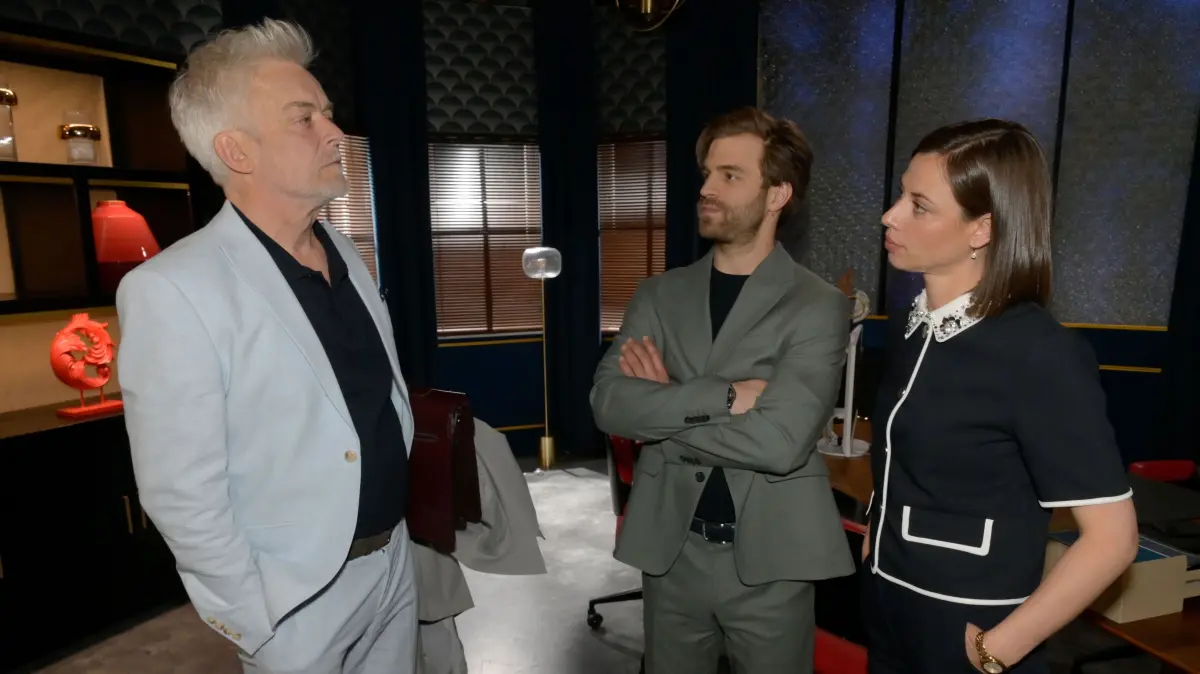 Matilda (Anna-Katharina Fecher) und Julian (Onno Buß) genießen es, dass sie Richard Kaltenbach (Stephan Schill) demütigen können.