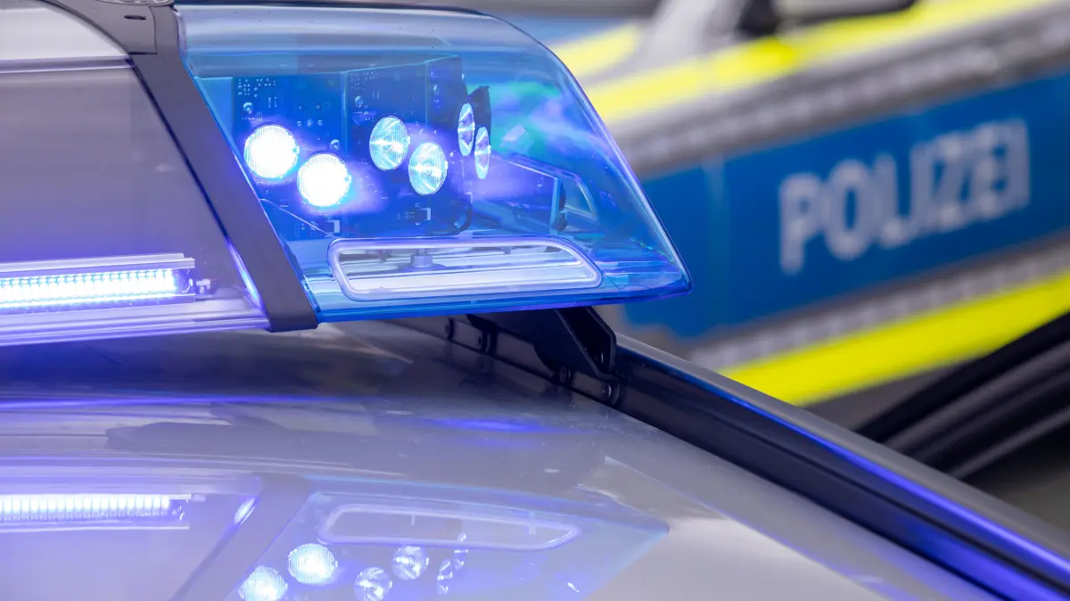 Nach einem Ladendiebstahl in Schwedt zog ein Mann ein Messer und griff einen Mitarbeiter an. Der Täter floh, die Polizei bittet um Hinweise.