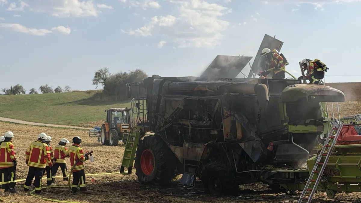 Schwer beschädigt: Ein ein Mähdrescher ist bei Deppenhausen in Brand geraten.