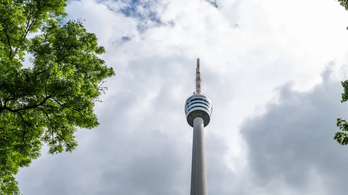 Der SWR Fernsehturm in Stuttgart. Stuttgart Baden-Württemberg Deutschland *** The SWR television tower in Stuttgart Stuttgart Baden Württemberg Germany