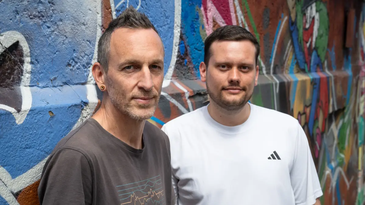 Marc Amann und Elias Raatz vor dem Tübinger Epple Haus