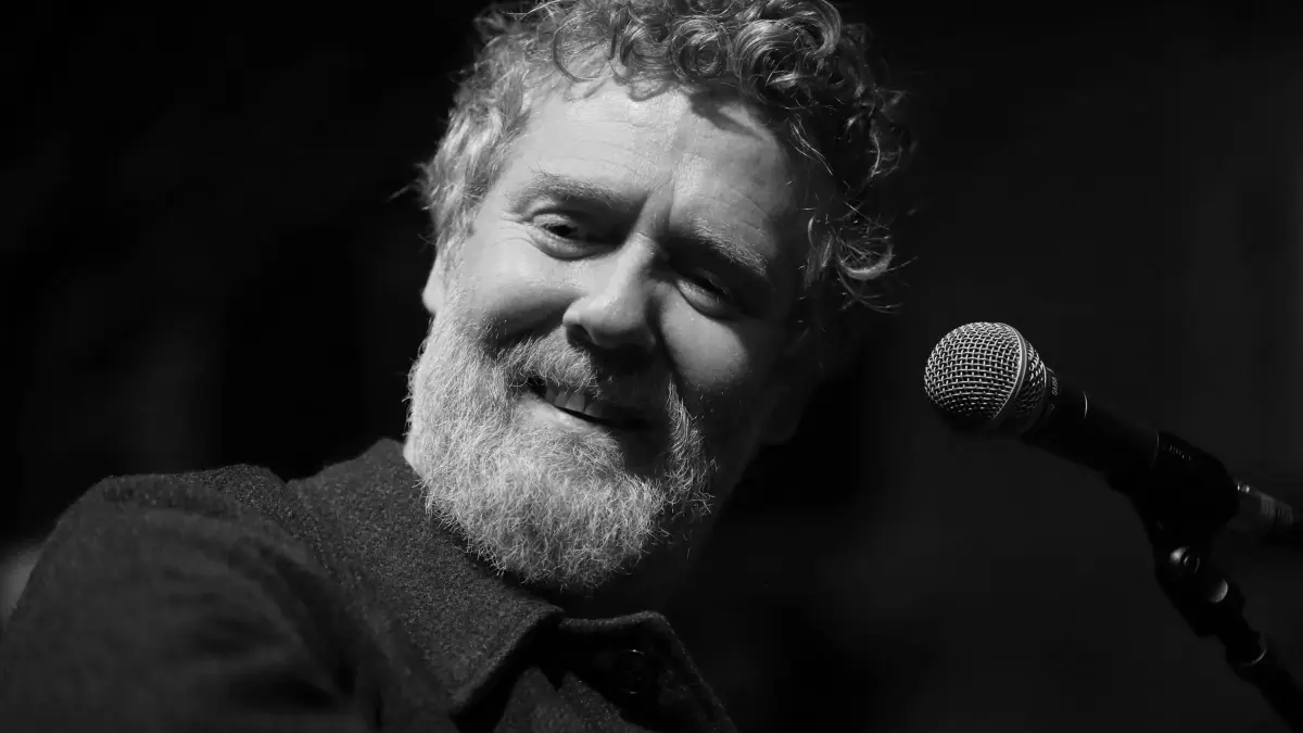 Irischer Musiker und Oscar-Preisträger Glen Hansard ist tot: ARCHIV - 21.08.2017, Großbritannien, Dublin: Glen Hansard nimmt vor dem Gaiety Theatre in Dublin am jährlichen Heiligabend-Straßenkonzert zugunsten der Dublin Simon Community teil. Der irische Musiker und Oscar-Preisträger Glen Hansard ist tot. Foto: Niall Carson/PA Wire/dpa +++ dpa-Bildfunk +++