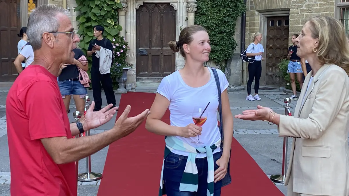 Sophie Prinzessin von Preußen und Georg Prinz von Preußen empfingen Spielerinnen und Funktionäre der CTS Ladies Open auf dem roten Teppich im Burghof von Burg Hohenzollern.