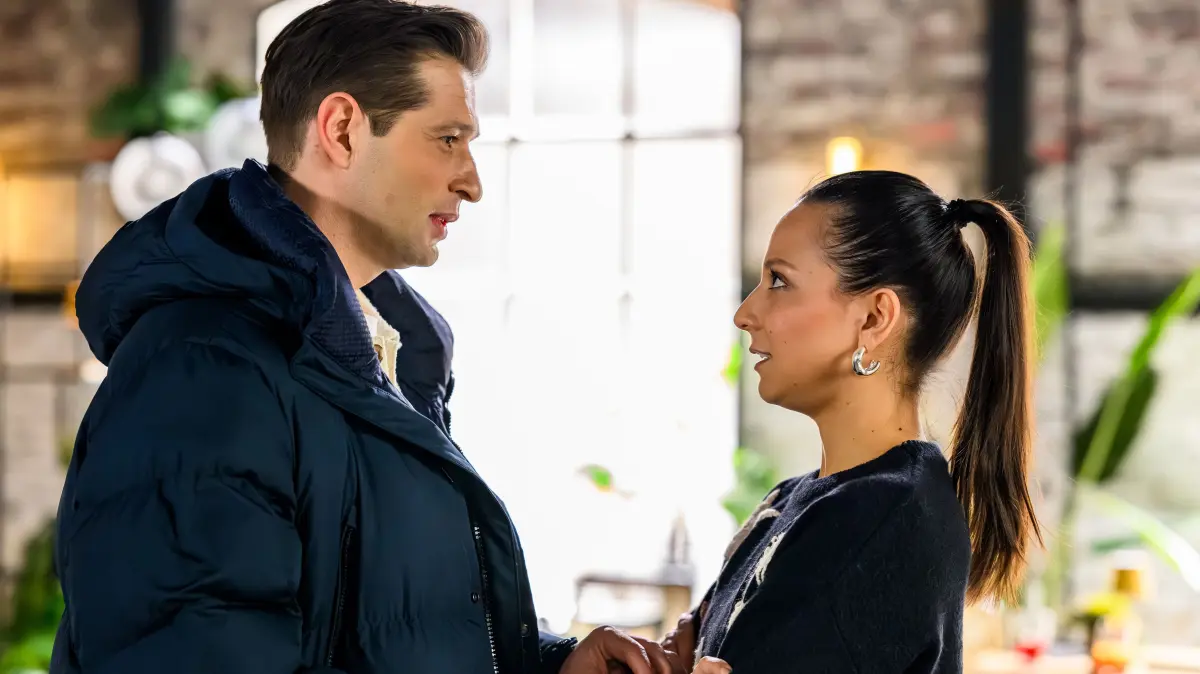 Charlie (Shaolyn Fernandez) und Deniz (Igor Dolgatschew) müssen sich einer neuen Herausforderung stellen.