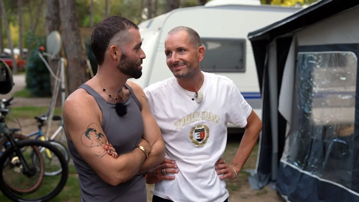 In der dritten Folge von "Bella Italia – Camping auf Deutsch" kommen Daniel (l.) und Roman neu auf den Marina di Venezia.