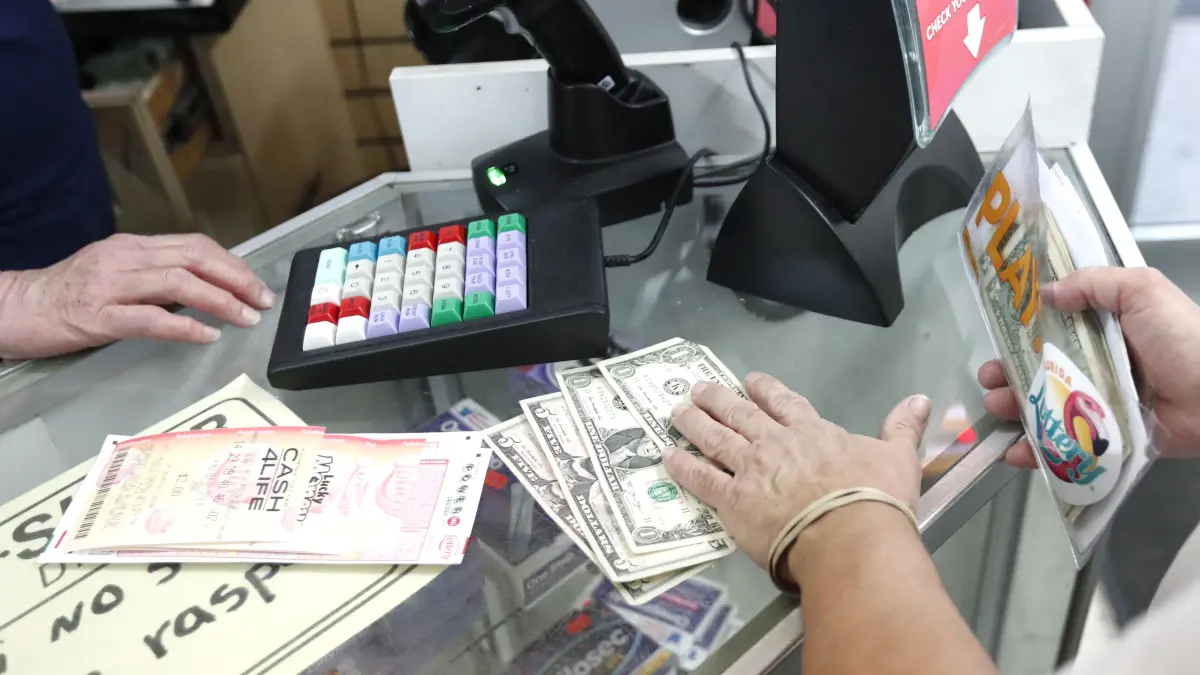 Symbolbild: Ein Kunde kauft "Mega Millions"-Lotterielose.