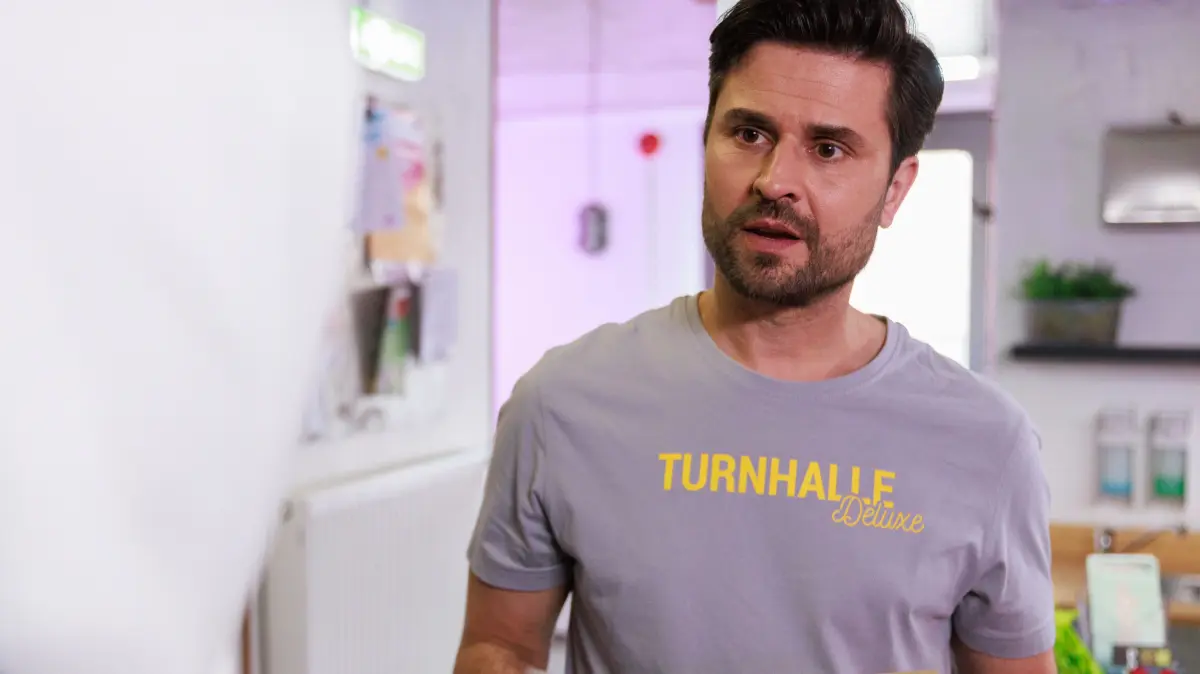 Paco (Milos Vukovic) ist baff, als er den vermissten Taro in der Turnhalle aufgreift.