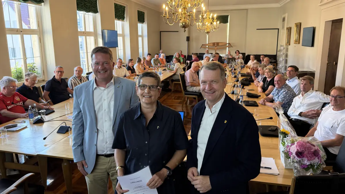Bürgermeister Philipp Hahn (links), Landrat Günther-Martin Pauli (rechts) und der Gemeinderat verabschieden die erste Beigeordnete Dorothee Müllges während der letzten Sitzung des Gremiums vor den Sommerferien.