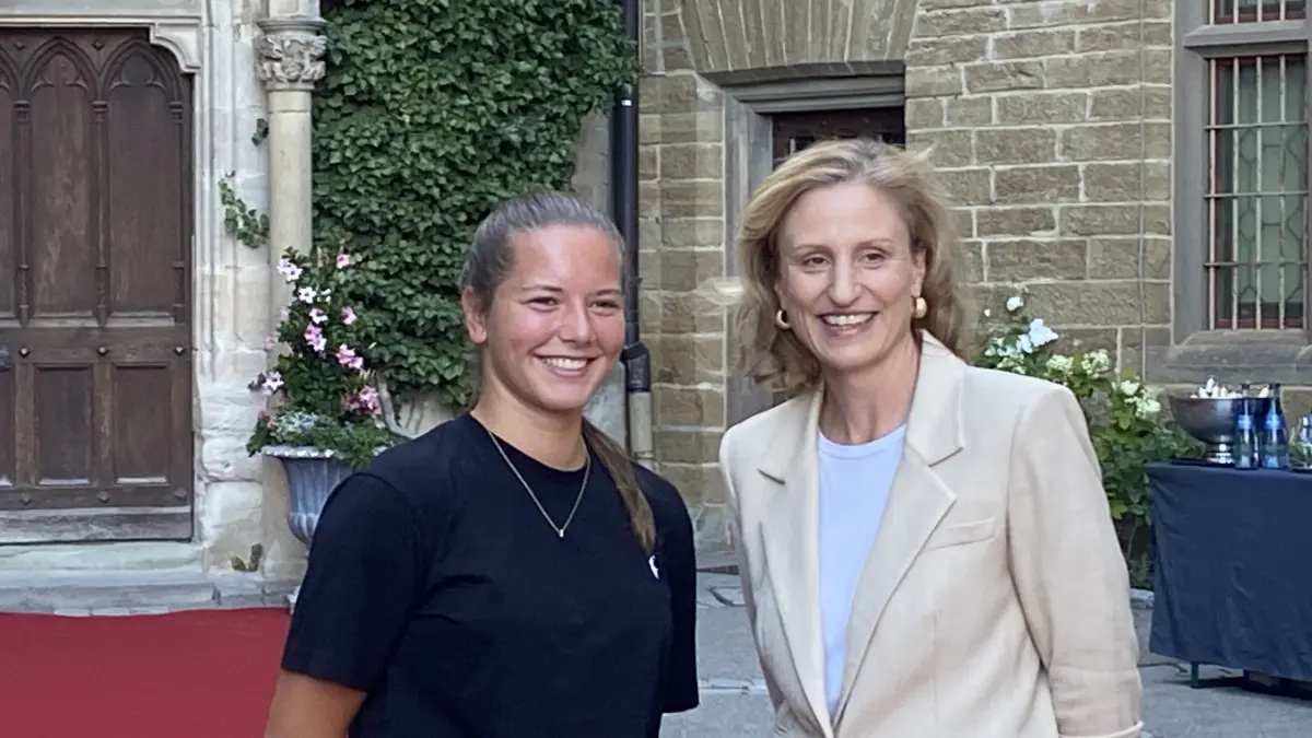 Sophie Prinzessin von Preußen und Georg Prinz von Preußen empfingen Spielerinnen und Funktionäre der CTS Ladies Open auf dem roten Teppich im Burghof von Burg Hohenzollern.