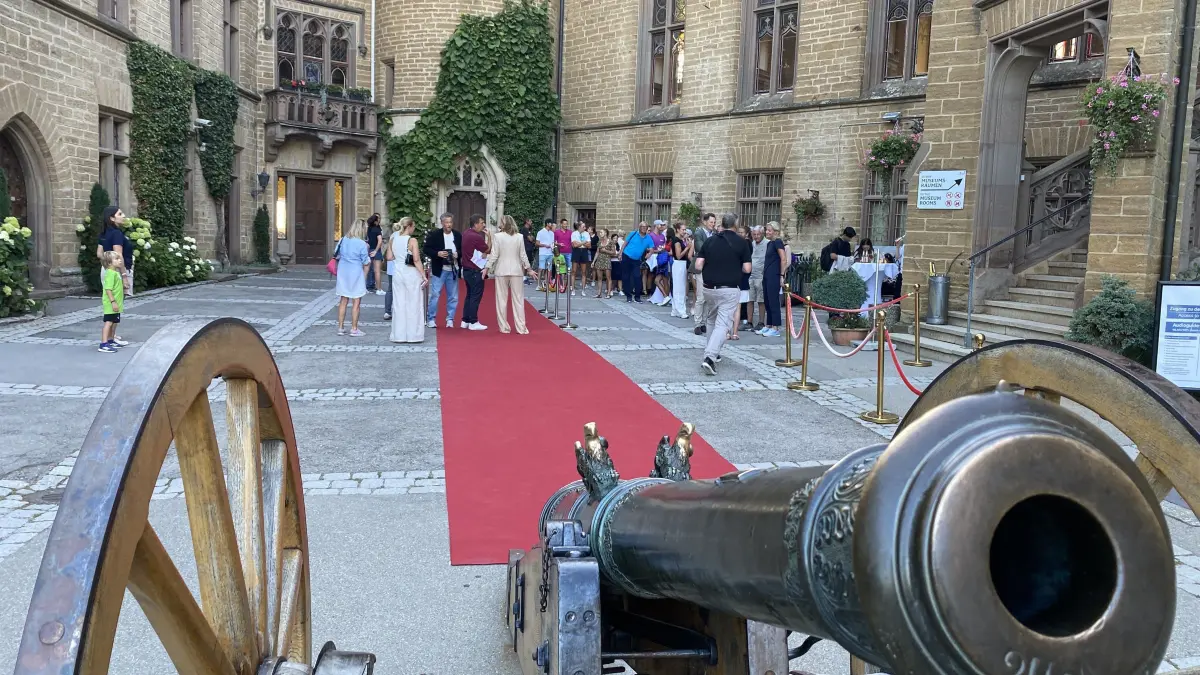 Sophie Prinzessin von Preußen und Georg Friedrich Prinz von Preußen empfingen Spielerinnen und Funktionäre der CTS Ladies Open auf dem roten Teppich im Burghof von Burg Hohenzollern.