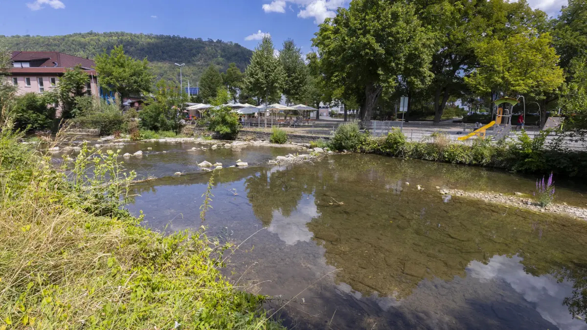 Fluss Fils mit niedrigem Wasserstand bei der TVA-Halle in Geislingen-Altenstadt