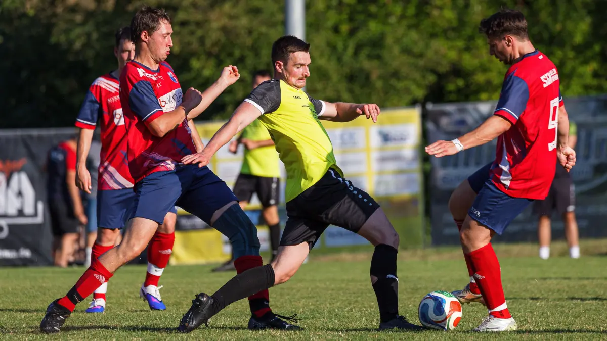 GZ-Pokal 2026: GZ-Pokal 2026; TSV Obere Fils - SGM Nellingen/Aufhausen;
Felix Lang (TSV Obere Fils, #46) und Sven Borste (SGM Nellingen/Aufhausen, #9);
Spieltag 6, Spiel 1;
29.07.2026; Wiesensteig.
Foto: Thomas Madel