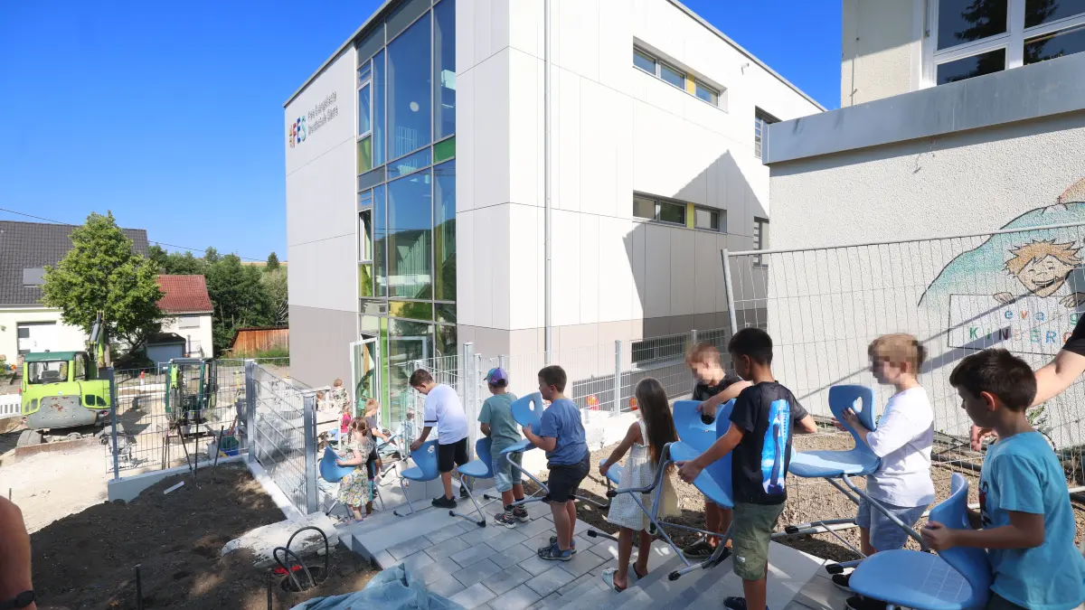 Freie Evangelische Schule Glems Symbolischer Umzug der Schüler ins neue Gebäude