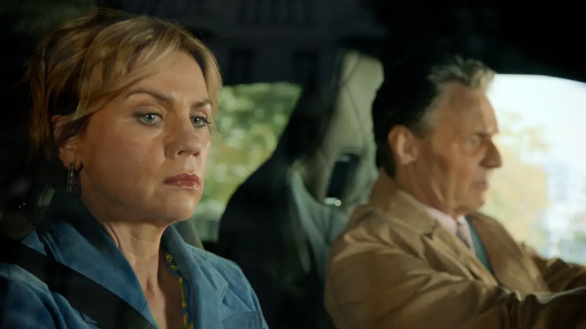 Als sich Yvonne (Gisa Zach) dazu durchringt, Ninas Bitte nachzukommen, ist Jo Gerner (Wolfgang Bahro) an ihrer Seite und begleitet sie.