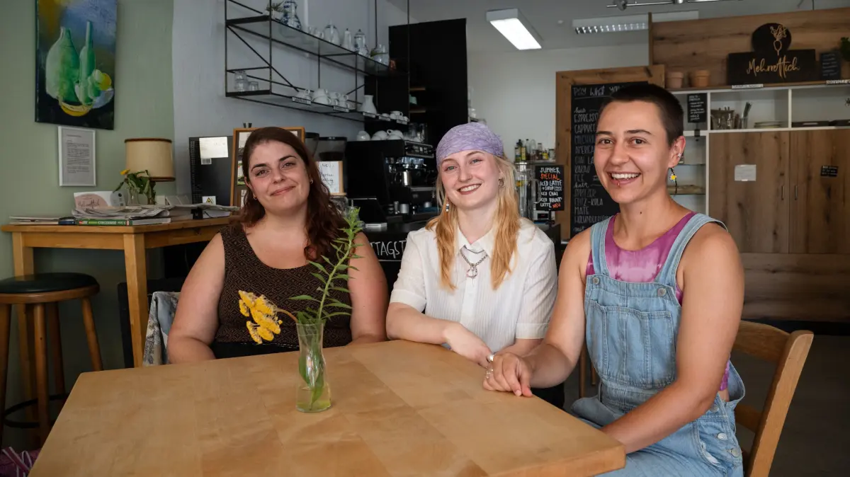 Von lins nach rechts: Irini Grigoriadou, Yanni Leberer und Smila Schepp aus dem Café-Mehrrettich-Team