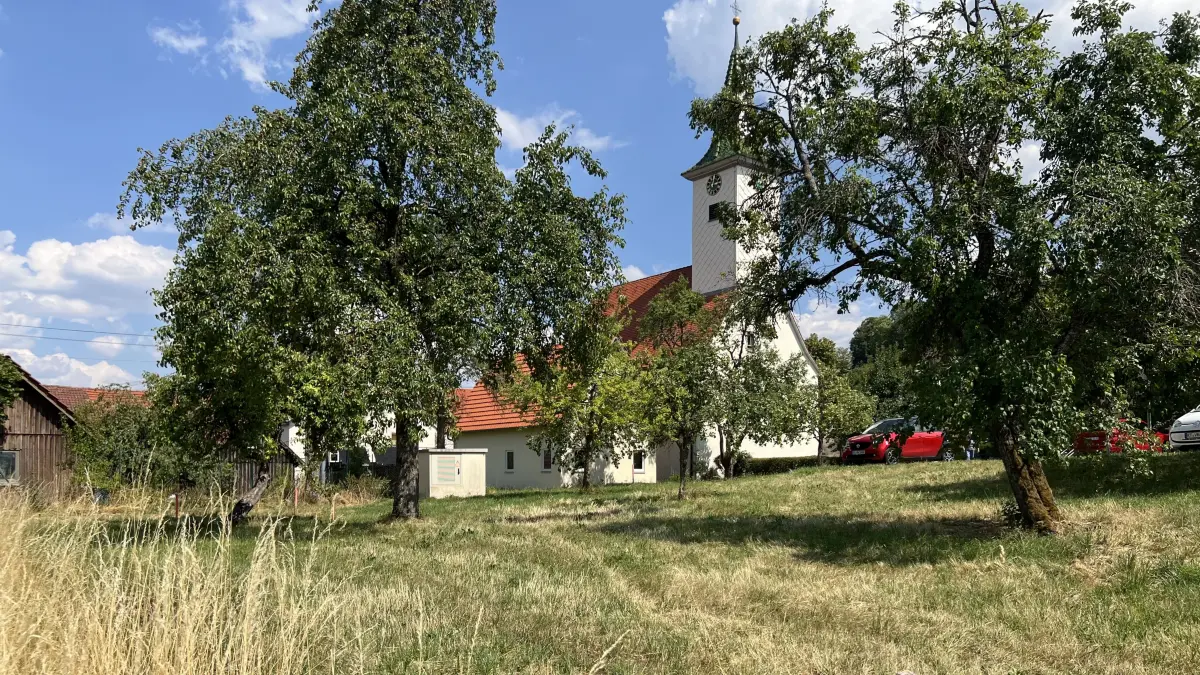 Auf der Brache zwischen Kirche und Mosterei wächst zusammen, was zusammengehört. Hier entsteht das neue Dorfgemeinschaftshaus.