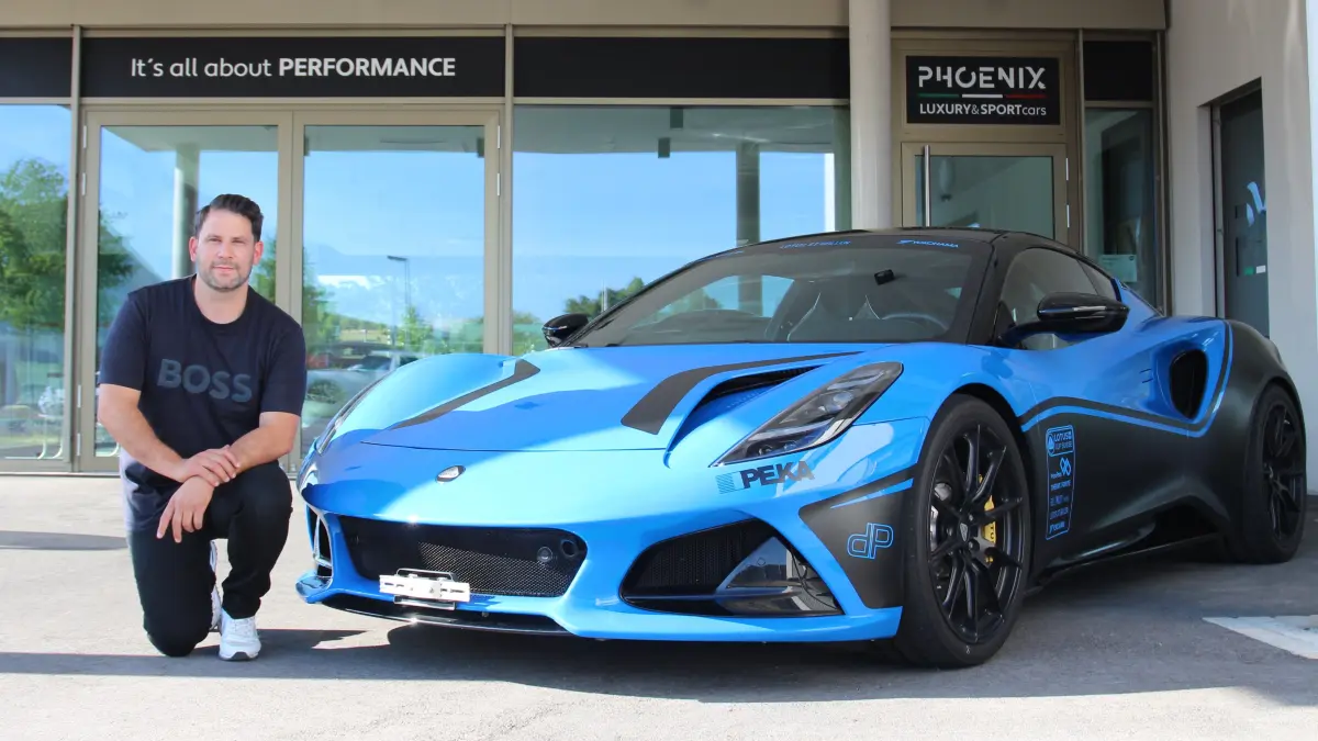 Daniele Manfredi vor seinem Autohaus Phoenix Competition in Michelfeld. Neben ihm