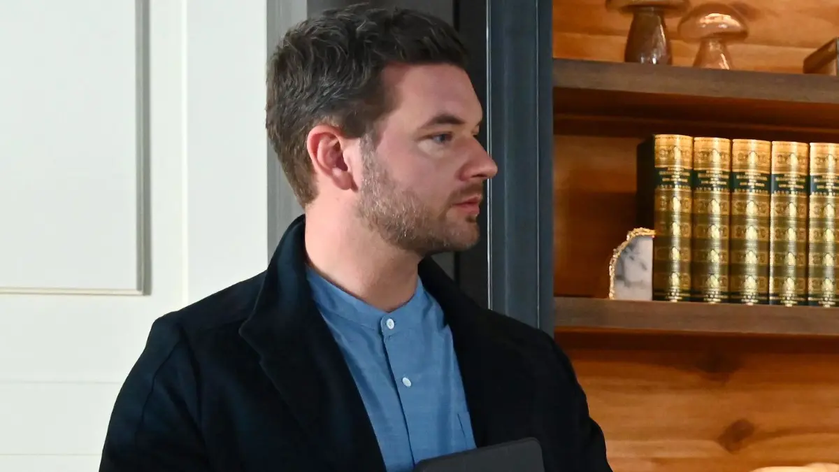 Vanessa (Julia Augustin, M.) ist verunsichert, als Arne (Max König) so tut, als würden sie sich nicht kennen. Rechts Simone (Tatjana Clasing)
