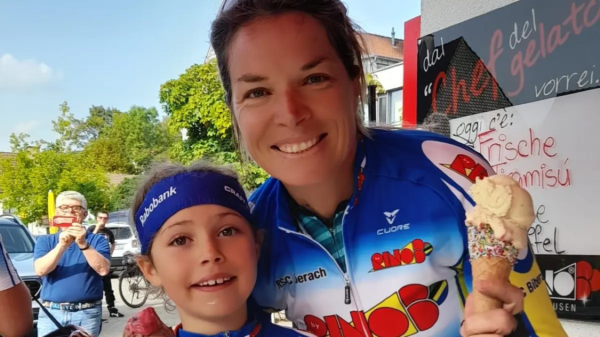Sarah Decrusch mit ihrer Tochter, die Rennen für den RSC Biberach fährt.
