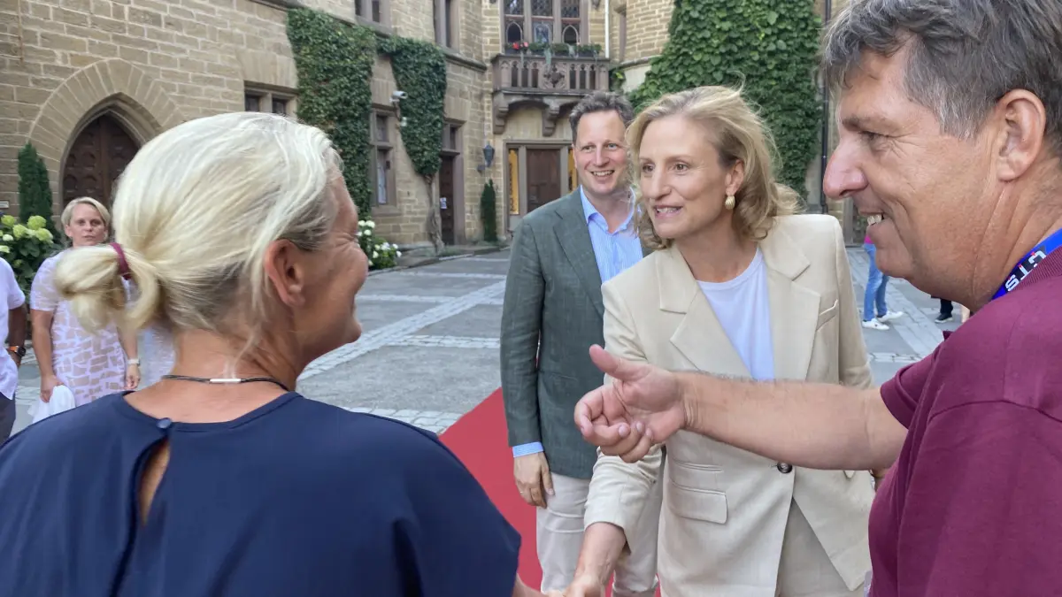 Sophie Prinzessin von Preußen und Georg Prinz von Preußen empfingen Spielerinnen und Funktionäre der CTS Ladies Open auf dem roten Teppich im Burghof von Burg Hohenzollern.