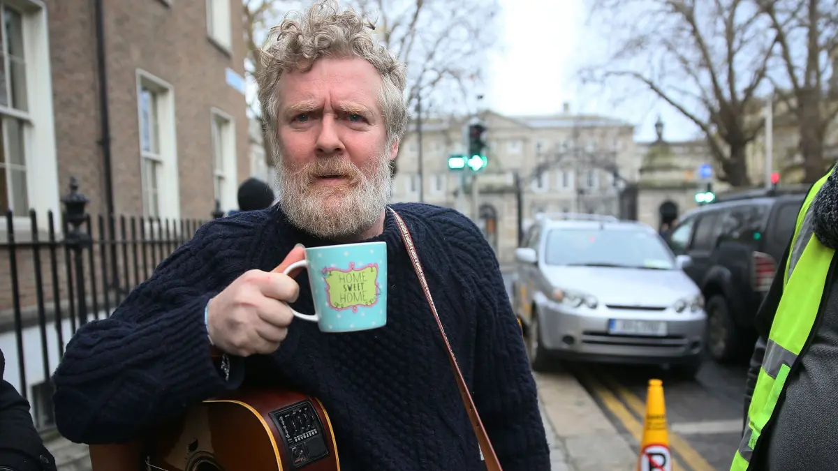 Irischer Musiker und Oscar-Preisträger Glen Hansard ist tot: ARCHIV - 12.12.2017, Irland, Dublin: Der Oscar-Preisträger Glen Hansard mit einer Tasse mit der Aufschrift „Home Sweet Home“ vor seinem Auftritt bei einem friedlichen Protestkonzert zur Sensibilisierung für Obdachlosigkeit in Irland vor dem Leinster House in Dublin. Der irische Musiker und Oscar-Preisträger Glen Hansard ist bei einem Unfall gestorben. Foto: Brian Lawless/PA Wire/dpa +++ dpa-Bildfunk +++