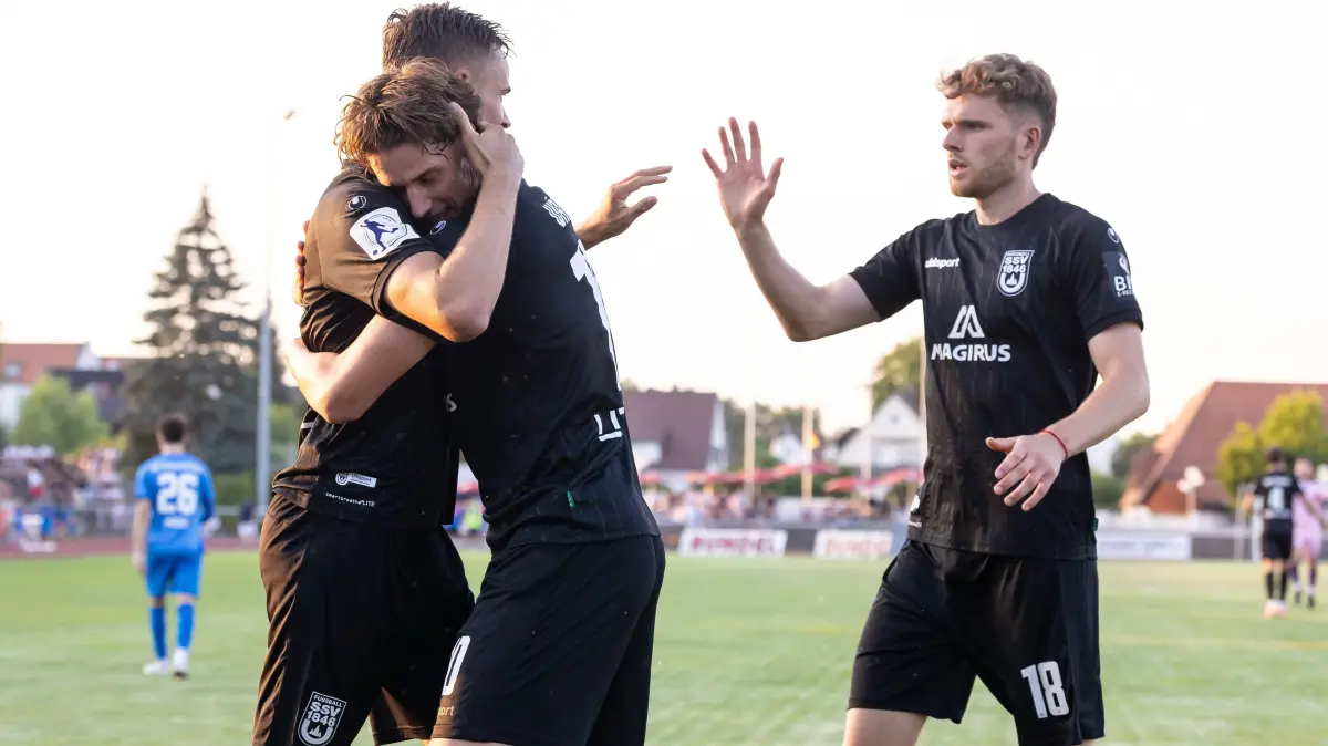 VfB Friedrichshafen vs. SSV Ulm 1846 Fußball, Fussball, Wfv-Pokal, 2. Runde, Zeppelinstadion Friedrichshafen 29.07.26: Torjubel Jubel Freude nach Treffer Tor Torschuss zum 0:1 durch Lucas Röser (SSV Ulm 1846 Fußball, #09). v.l. Lucas Röser (SSV Ulm 1846 Fußball, #09), Oliver Wähling (SSV Ulm 1846 Fußball, #10), Steffen Meuer (SSV Ulm 1846 Fußball, #18)
VfB Friedrichshafen vs. SSV Ulm 1846 Fußball, Fussball, Wfv-Pokal, 2. Runde, Zeppelinstadion Friedrichshafen 29.07.26
Foto: Eibner-Pressefoto/Lucca Fundel