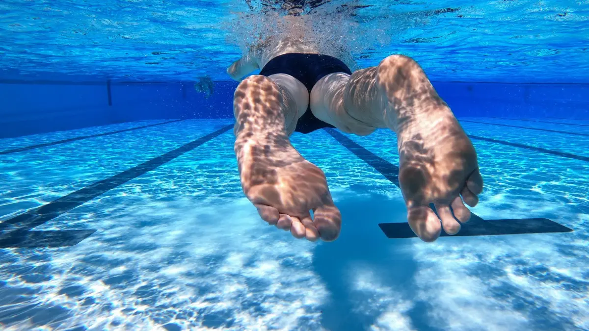Schwimmer im Freibad: ARCHIV - 04.07.2022, Nordrhein-Westfalen, Detmold: Ein Schwimmer schwimmt durch das Becken im Freibad Hiddesen. (zu dpa: «Freier Freibadzugang für Kinder in Anröchte dank Spende») Foto: Friso Gentsch/dpa +++ dpa-Bildfunk +++