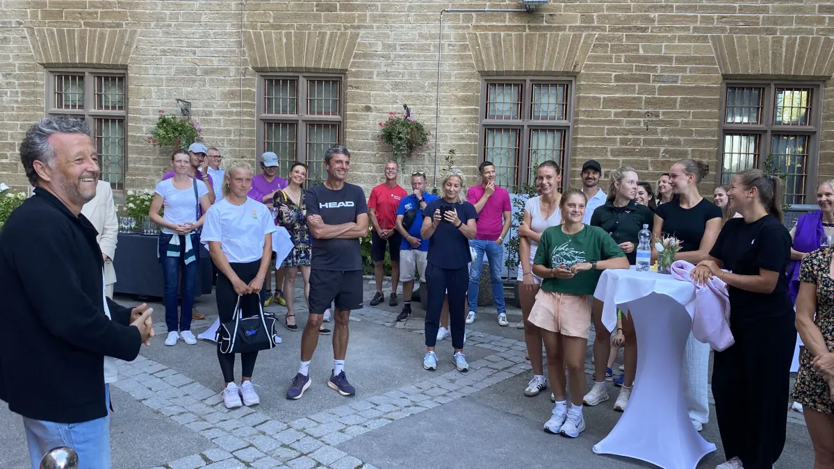 Sophie Prinzessin von Preußen und Georg Prinz von Preußen empfingen Spielerinnen und Funktionäre der CTS Ladies Open auf dem roten Teppich im Burghof von Burg Hohenzollern.