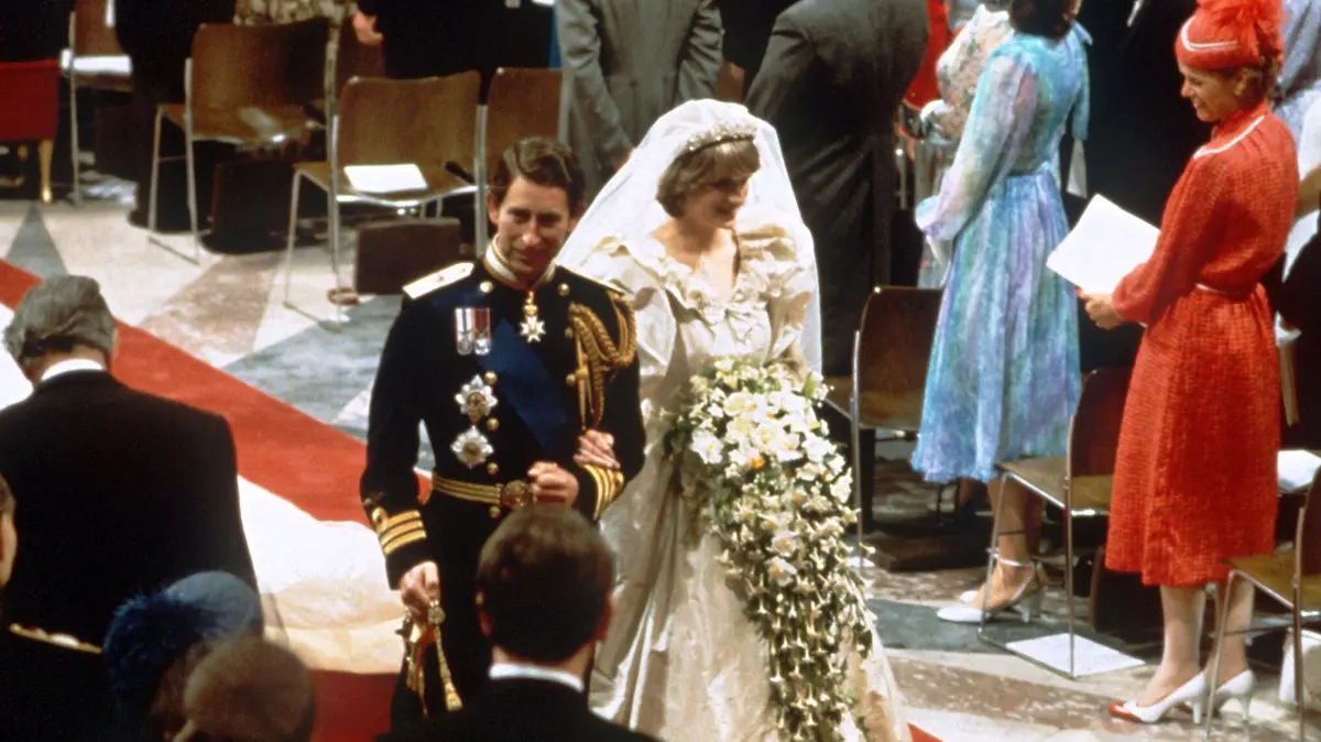Prinz Charles und Prinzessin Diana verlassen nach der Trauungszeremonie die St.-Pauls-Kathedrale.
