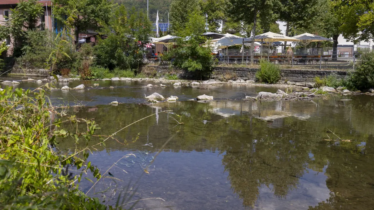 Fluss Fils mit niedrigem Wasserstand bei der TVA-Halle in Geislingen-Altenstadt