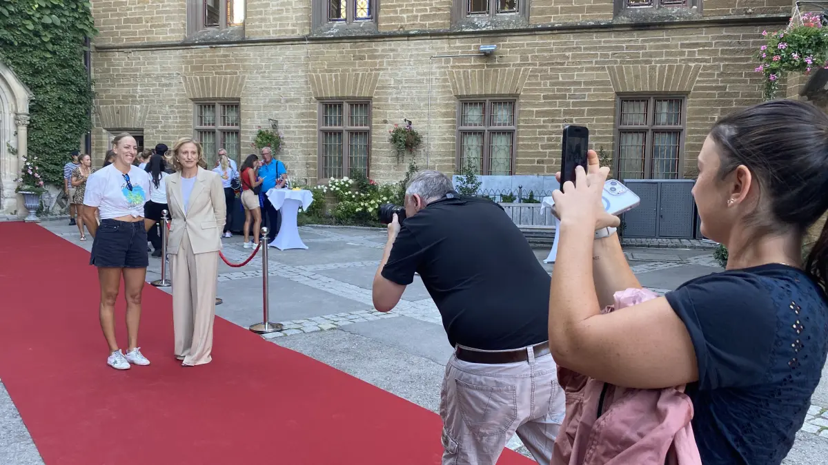 Sophie Prinzessin von Preußen und Georg Prinz von Preußen empfingen Spielerinnen und Funktionäre der CTS Ladies Open auf dem roten Teppich im Burghof von Burg Hohenzollern.