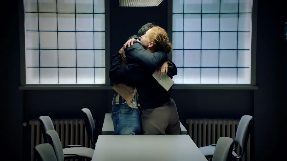 Luis (Marc Weinmann) verabschiedet sich von seiner Mutter Nina (Maria Wedig).