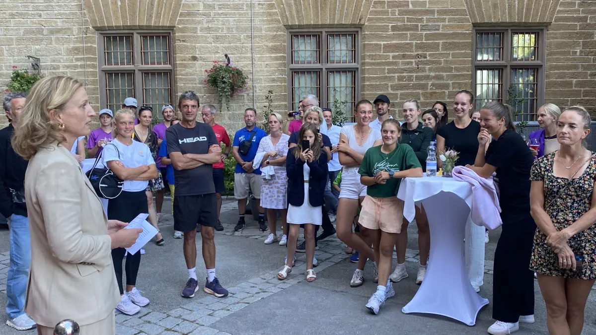 Sophie Prinzessin von Preußen und Georg Prinz von Preußen empfingen Spielerinnen und Funktionäre der CTS Ladies Open auf dem roten Teppich im Burghof von Burg Hohenzollern.