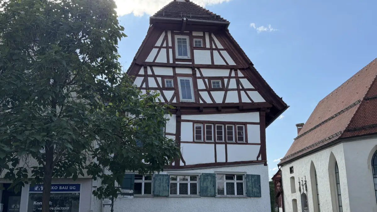 Für 450.000 Euro zu haben: das Schiefe Haus in der Kasernengasse 1, mittlerweile so etwas wie eines der Ehinger Wahrzeichen.