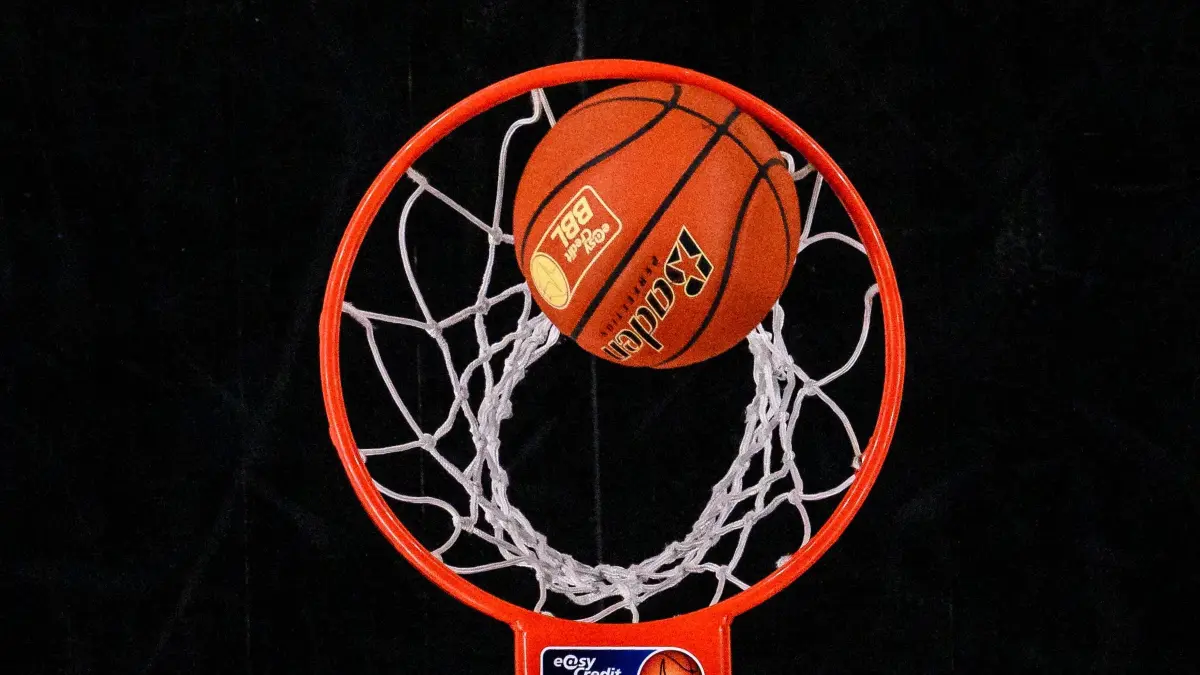 Basketball: ARCHIV - 08.05.2025, Bayern, Neu-Ulm: Basketball: Bundesliga, ratiopharm Ulm - Bamberg Baskets, Hauptrunde, 33. Spieltag, ratiopharm arena. Ein Basketball fällt in einen Basketballkorb. (zu dpa: «Bayern-Basketballer holen Flügelspieler vom FC Barcelona») Foto: Tom Weller/dpa +++ dpa-Bildfunk +++