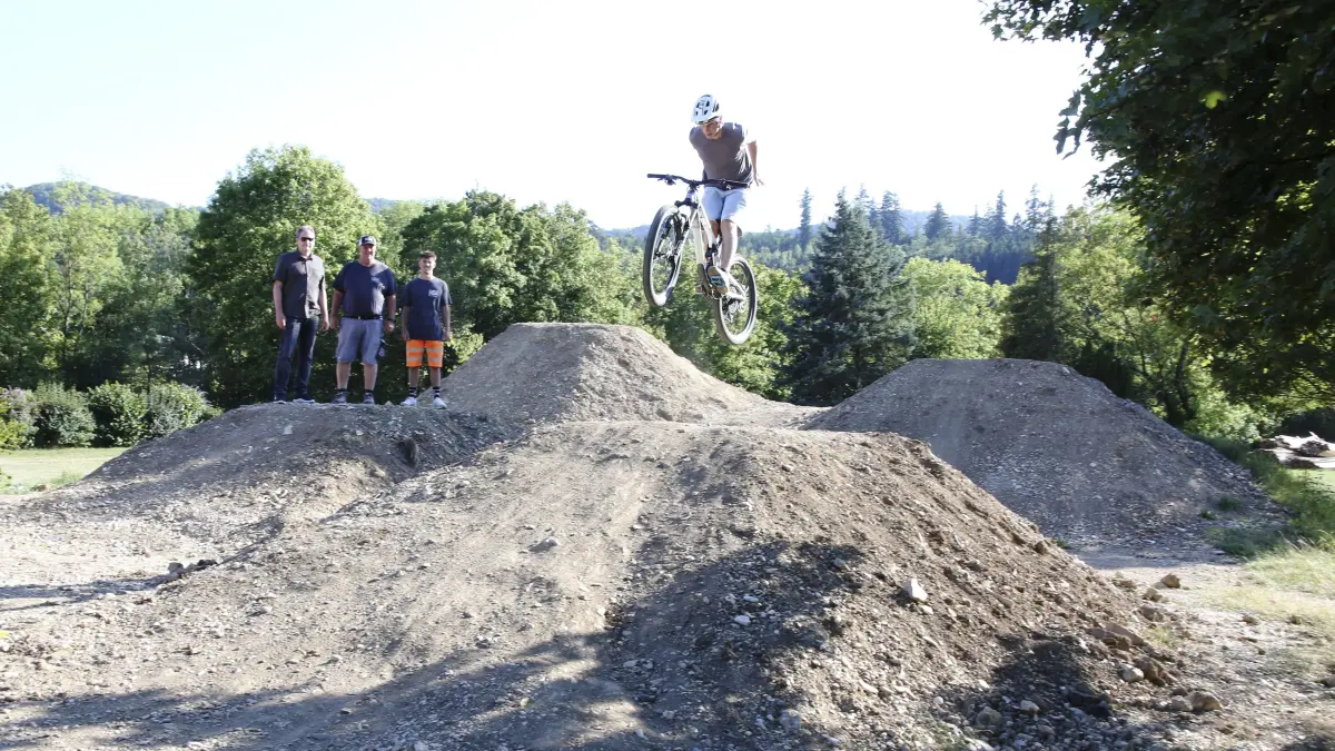 Dirtpark in Gingen / auf dem Fahrrad Lucas Gäßler, im Hintergrund Bürgermeister Marius sowie Andreas Kölle und Sohn Tom Kölle