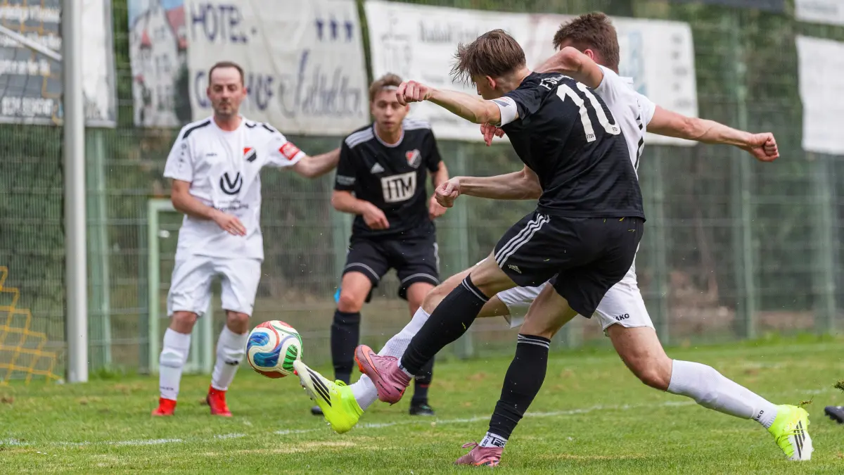 GZ-Pokal 2026: GZ-Pokal 2026; SGM TV Eybach/FTSV Kuchen II - FTSV Kuchen;
Fynn Kloß (FTSV Kuchen, #10) erzielt den Treffer zum 2:0, Daniel Maurer (SGM TV Eybach/FTSV Kuchen II, #19) kommt zu spät;
Spieltag 7, Spiel 1;
30.07.2026; Wiesensteig.
Foto: Thomas Madel