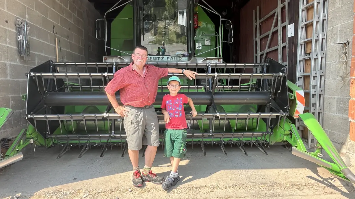 Seit 53 Jahren auf dem Mähdrescher: Der Oberndorfer Landwirt Thomas Fahrner mit seinem Enkel Felix