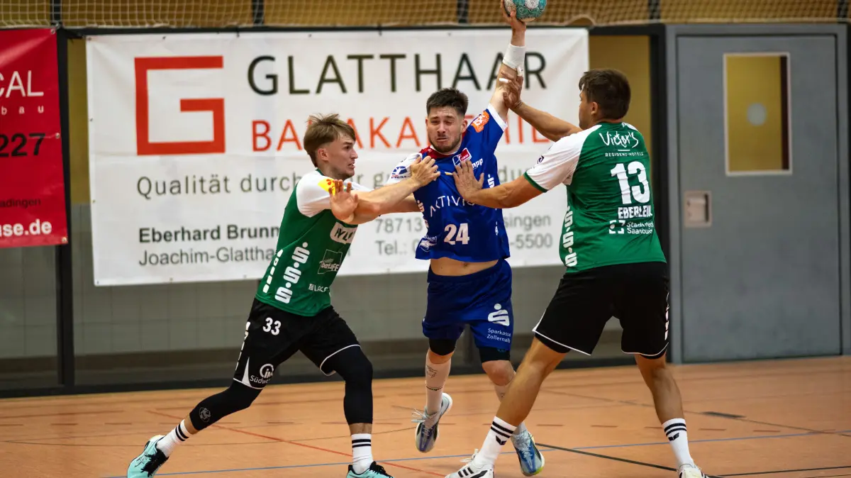 HBW Balingen Weilstetten vs. HG Saarlouis, Handball, Testspiel, Saison 2026, 29.07.2026,: Elias Fuegel (HBW Balingen Weilstetten, #24), Mitte, gegen Elyas Noh (HG Saarlouis, #33) und Sven Eberlein (HG Saarlouis, #13),
HBW Balingen Weilstetten vs. HG Saarlouis, Handball, Testspiel, Saison 2026, 29.07.2026,
Eibner-Pressefoto/Andreas Ulmer