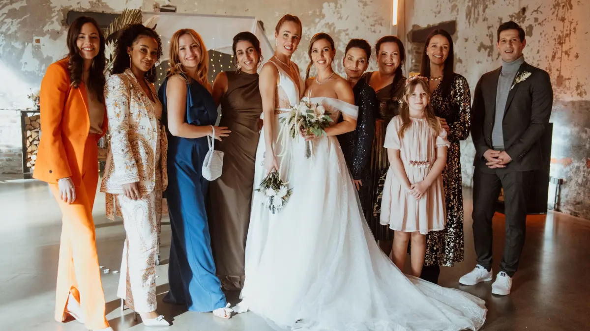 V.l.: Irina (Irina Schlauch), Imani (Féréba Koné), Isabelle (Ania Niedieck), Leyla (Suri Abbassi), Braut Ava (Laura Egger), Braut Chiara (Alexandra Fonsatti), Simone (Tatjana Clasing), Hanna (Sarah Victoria Schalow), Jenny (Kaja Schmidt-Tychsen), Deniz (Igor Dolgatschew)