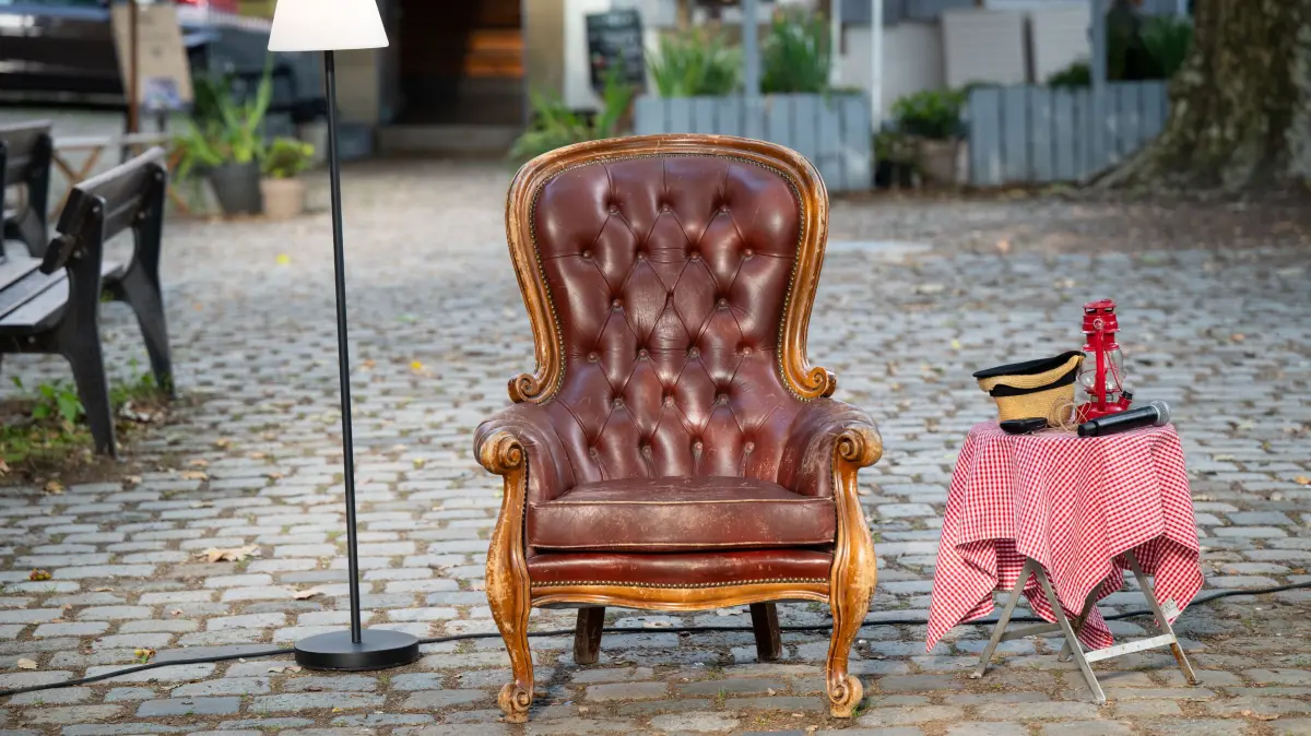 Tagblatt-Gutenachtgeschichte, Lese-Sessel, Sommerferien, Vorlesen, Bücher, Buch, Publikum, Sommerabend