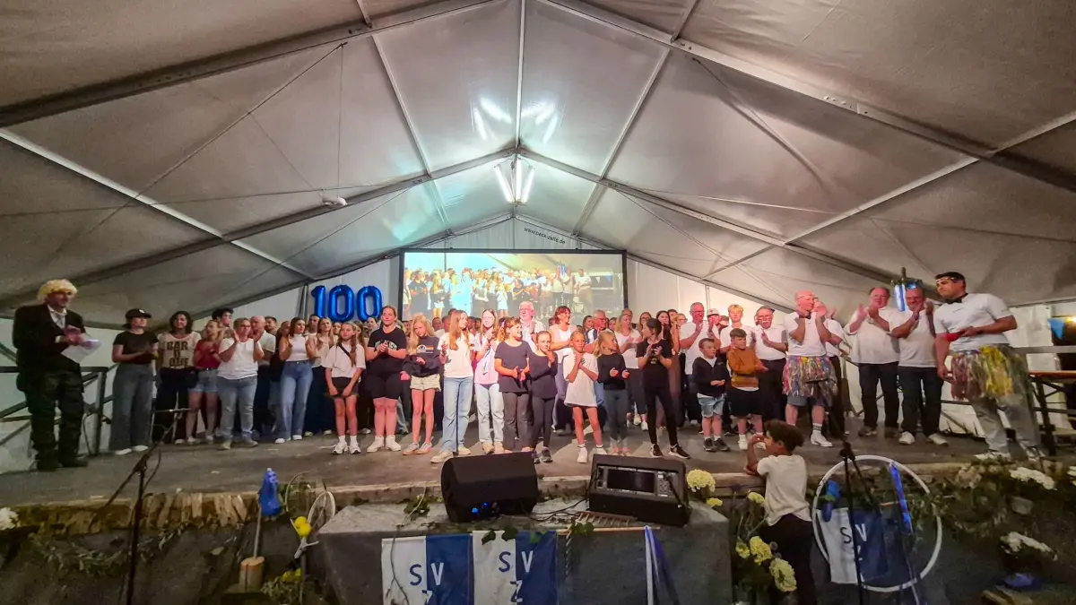 Der Heimatabend beim Jubiläumsfest des SV Zainingen wurde von vielen Menschen mitgestaltet. Zum Abschluss standen alle zusammen auf der Bühne.