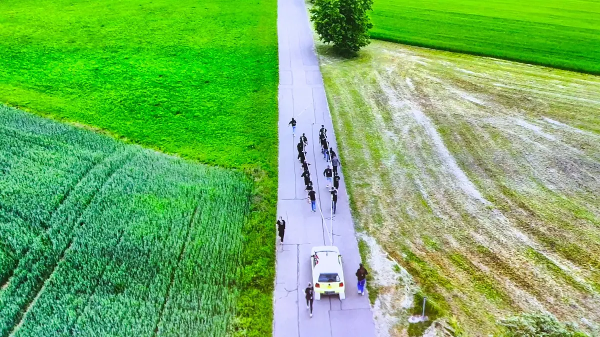Die Jugendlichen vom „Bauwagen 3“ hatten sich eine besondere Wette ausgedacht: Innerhalb von 20 Minuten einen Lupo mit Man- und Womanpower vom östlichen Ende Zainingens durch den Ort bis zum Sportplatz zu ziehen.