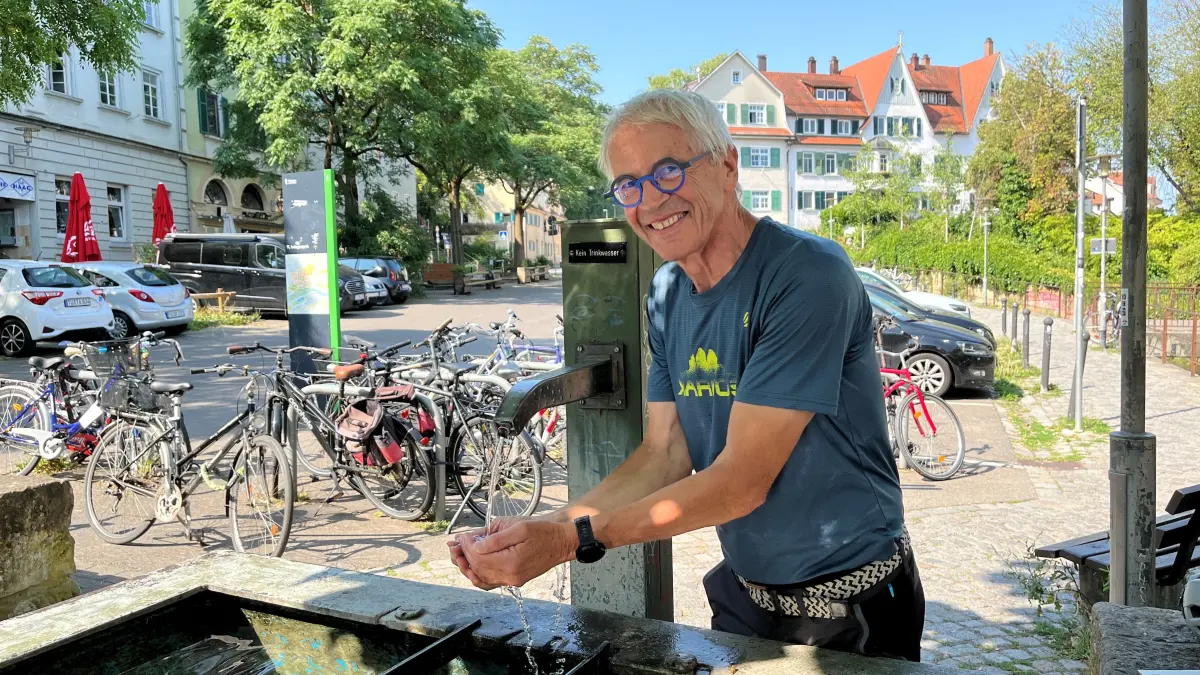 Albert Füger, ehemaliger Tübinger Tiefbauchef, am Brunnen am Haagtorplatz.