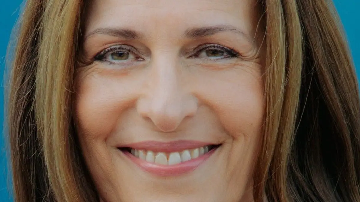 GZSZ-Rolle Katrin Flemming (Ulrike Frank) trifft auf einen netten Mann.